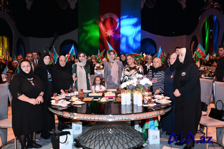 Prezidentin qızları şəhid anaları ilə birlikdə - FOTO