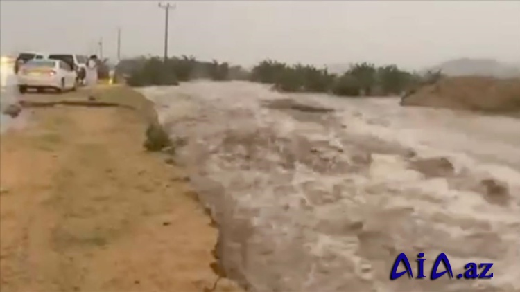 Məkkənin cənubunda dünəndən bəri davam edən yağış daşqınlara səbəb olub