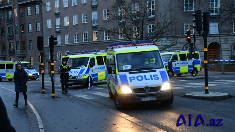İsveçin paytaxtı Stokholmda avtobus dayanacağa çırpılıb, ölən və yaralananlar var