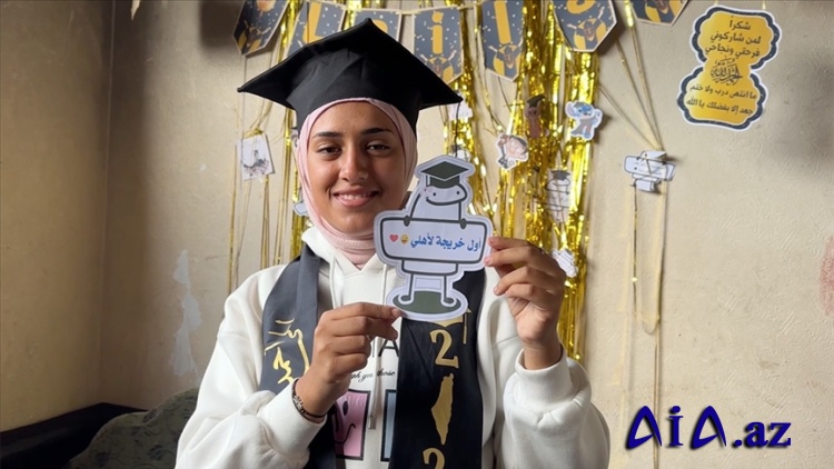 Qəzzada şagirdlər dağıntılar arasında lisey buraxılış imtahanlarının nəticələrini qeyd edirlər