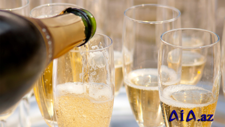 Şampanla birlikdə yemək zərərli olan dörd qidanın adı açıqlanıb