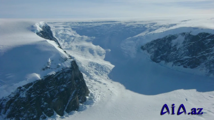 Thwaites  buzlaqda yeni çatlar