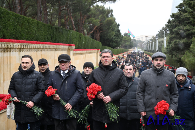 Medianın İnkişafı Agentliyinin nümayəndələri Şəhidlər xiyabanını ziyarət ediblər
