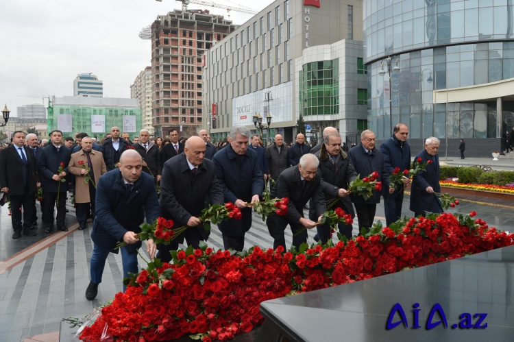 Milli Məclisin kollektivi Xocalı soyqırımı abidəsini ziyarət edib