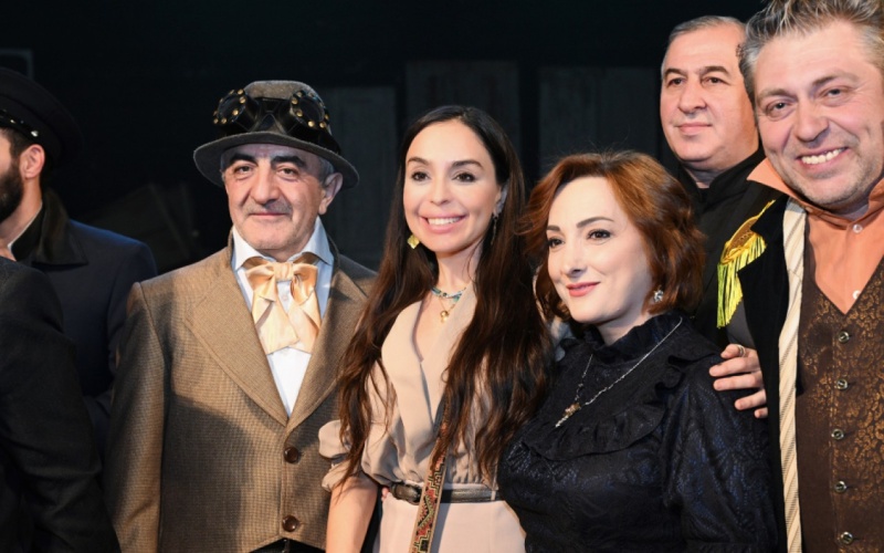 Leyla Əliyeva “Neft bumu hamıya gülümsəyir” tamaşasının nümayişində -