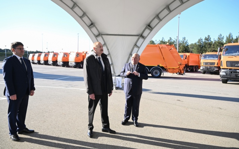 Prezident məişət tullantıları daşıyan texnikalarla tanış oldu -