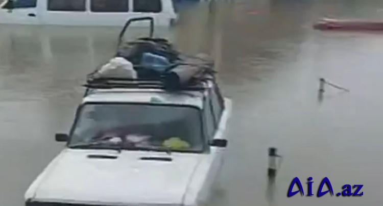 Sabunçuda maşınlar su altında qalıb - VİDEO