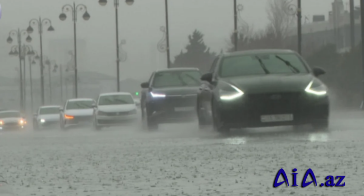Yağışlı havada piyadalara su sıçradan sürücüləri hansı cəza gözləyir? - VİDEO