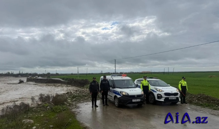 Güclü sel üç kəndi birləşdirən yolun bağlanmasına səbəb oldu - FOTO