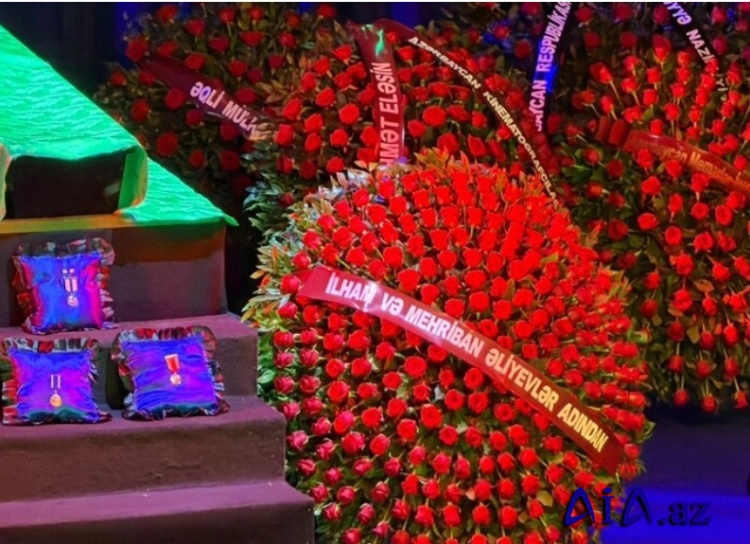 İlham Əliyev və Mehriban Əliyeva Rasim Balayevlə vida mərasiminə əklil göndəriblər