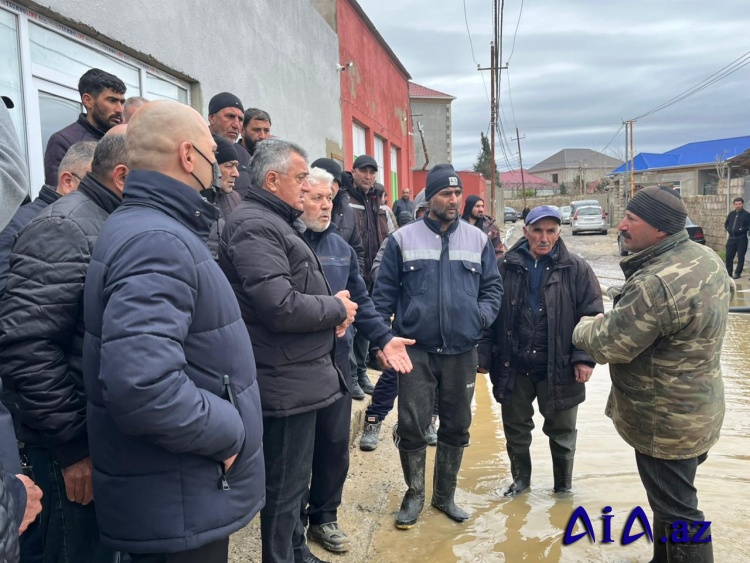Abşeron Rayon İcra Hakimiyyətinin başçısı Abdin Fərzəliyev su basmış ərazilərdə sakinlərlə görüşdü