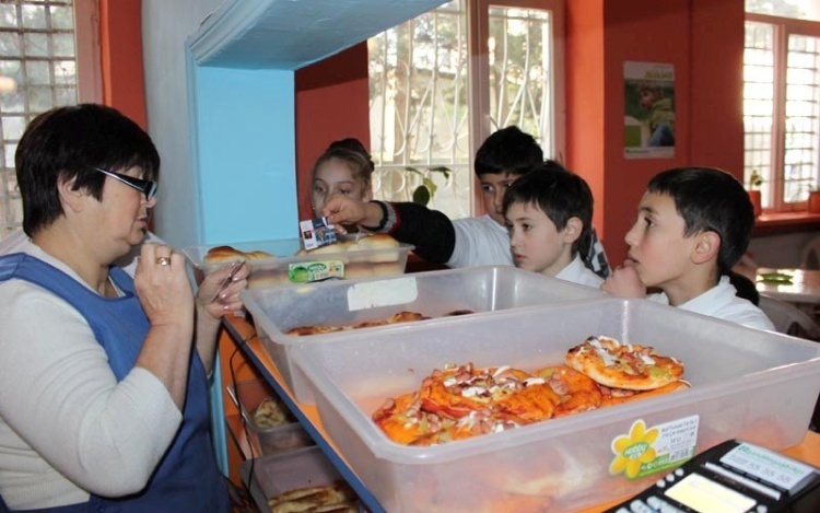 Məktəb bufetlərində təhlükə: zəhərlənmə faktı nəzarət sistemini yenidən gündəmə gətirdi