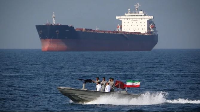 Günün fotosu: Hörmüz boğazında gərginlik – tanker marşrutları esmineslərin kölgəsində