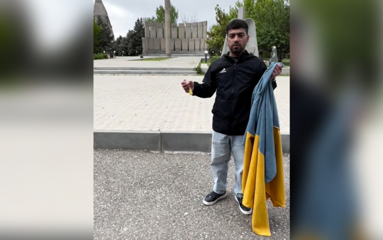 İrəvanda Ukrayna bayrağı yandırıldı – aksiya regional gərginliyi artırdı