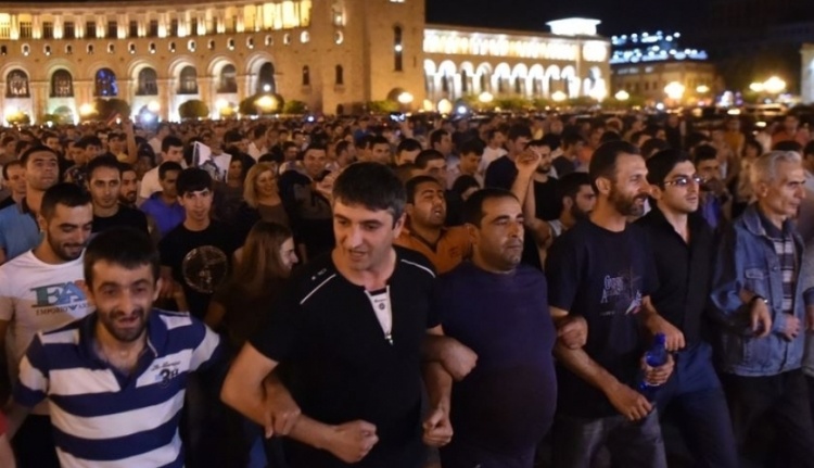 İrəvanda seçkidən sonra gərginlik artır: sülh prosesi risk altındadır?