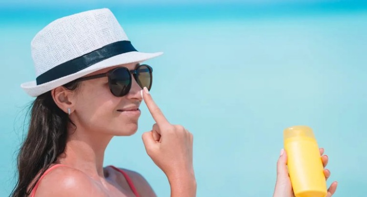 Dermatoloqlar xəbərdarlıq edir: Günəş kremi çəkərkən unudulan 3 nahiyə dərini daha tez qocaldır