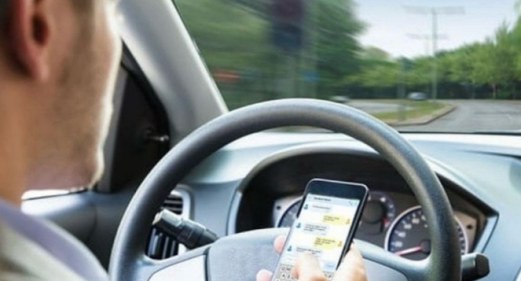 Sükan arxasında telefon danışığı baha başa gəlir: 11 mindən çox sürücü cərimələndi