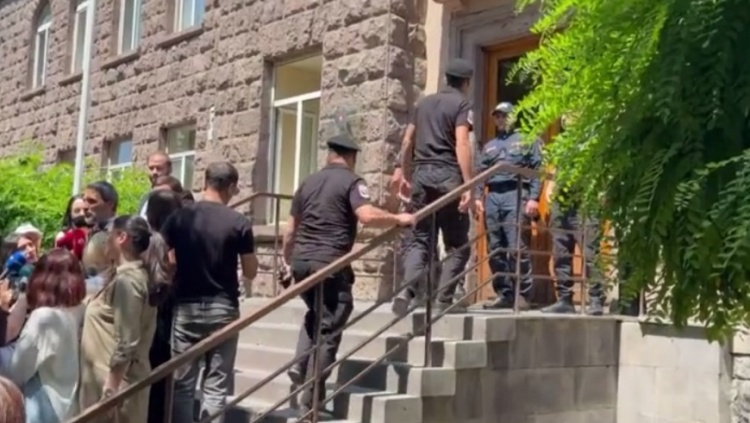 İrəvanda gərginlik artır: MSK binası önünə xüsusi polis qüvvələri yerləşdirildi