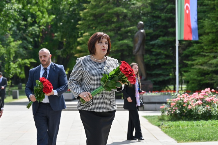 Sahibə Qafarova Belqradda Ümummilli Lider Heydər Əliyevin abidəsini ziyarət edib