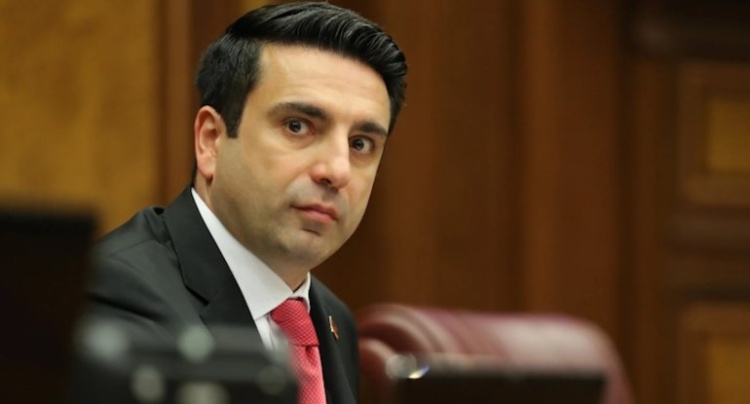 Simonyan siyasi səhnədən geri çəkilir? – Spiker postunu itirdi, mandatdan da imtina etdi