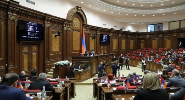 Ermənistan parlamentində spikerlə deputat arasında gərgin mübahisə