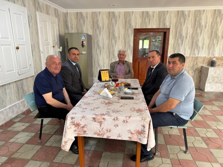 YAP Gədəbəy rayon təşkilatı yubilyar YAP-çı ilə görüş keçirdi.