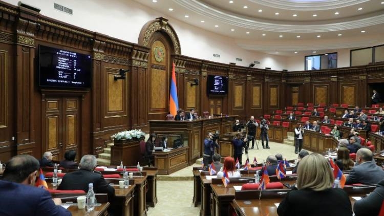 Ermənistanda parlamentin ilk iclası öncəsi katolikos məsələsi siyasi müzakirələrə səbəb olub