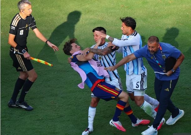 Dünya çempionatının finalından sonra meydanda gərgin anlar yaşandı