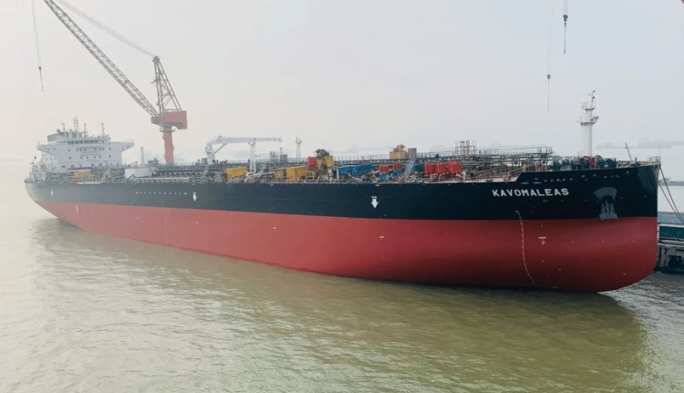 FT: Hörmüz boğazında zədələnən tanker İran sahillərinə yaxın əraziyə aparılıb