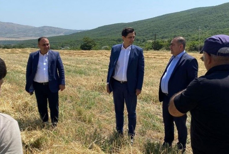 Aqrar Sığorta Fondunun İdarə Heyətinin sədri Fuad Sadıqov Xızıda vətəndaşlarla görüşüb, təsərrüfatlara baş çəkib