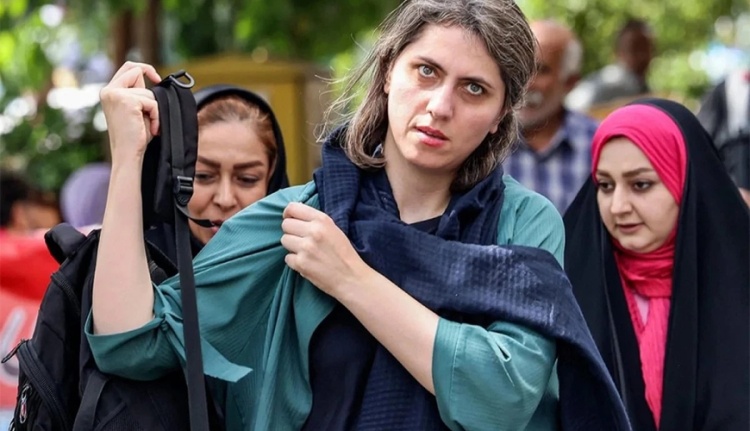 İranda hicab savaşı yenidən alovlanır: 37 deputat Pezeşkiana qarşı çıxdı