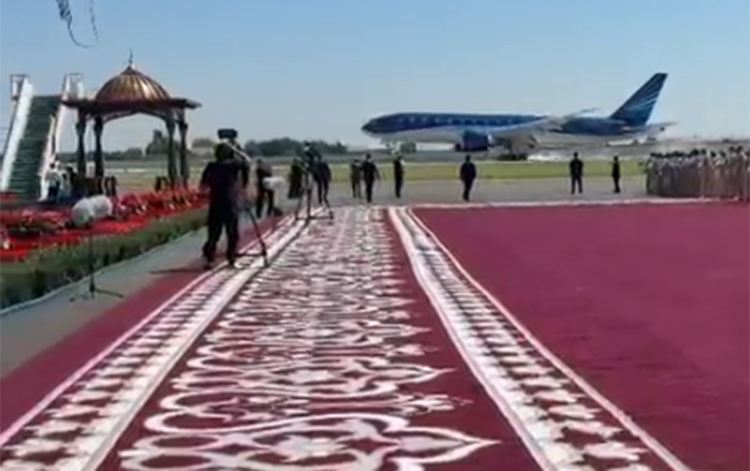 Prezidentin təyyarəsi Buxara aeroportuna endi - Video - Yenilənir