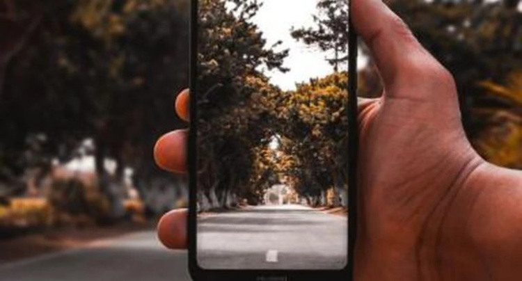 Telefonla hər anı çəkənlərə xəbərdarlıq: Bu vərdiş yaddaşı zəiflədə bilər