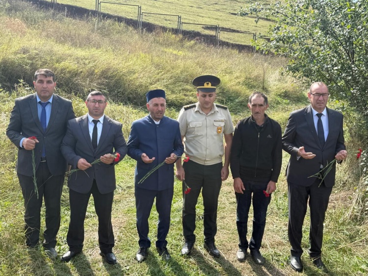 Gədəbəydə Şəhid məzarı ziyarət edilib