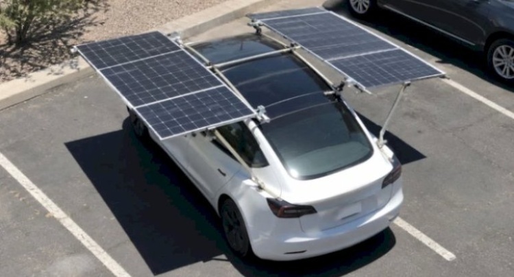 “Tesla”nı günəşlə şarj etdi: Gündə 32 kilometr pulsuz yürüş