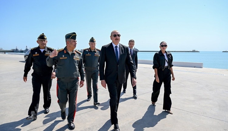 Prezident Hərbi Dəniz Qüvvələrində olub - FOTOLAR