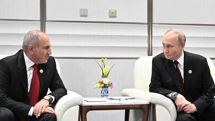 Moskvanın Paşinyanla bağlı ritorikasında dəyişiklik: Kreml İrəvanı itirməmək üçün yeni xətt seçir?