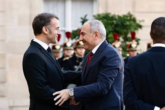 Paşinyan Moskva görüşündən əvvəl Parisə uçdu: Makronla nəyi müzakirə edəcək?