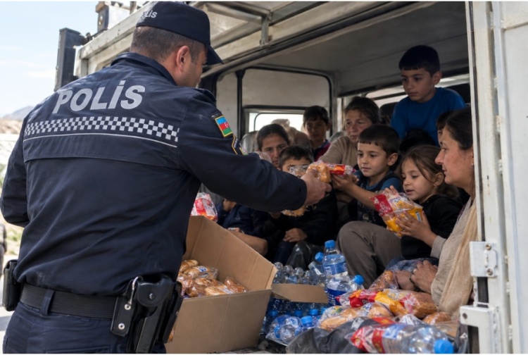 Azərbaycan polisi erməni uşaqlara su və ərzaq verdi -