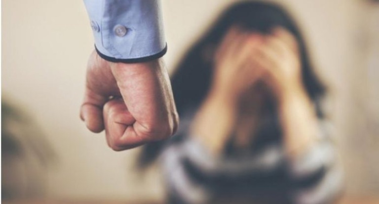 “Niyə evə gec gəldin?” sualı dava ilə bitdi – Arvadını döyən kişi məhkəmə qarşısında
