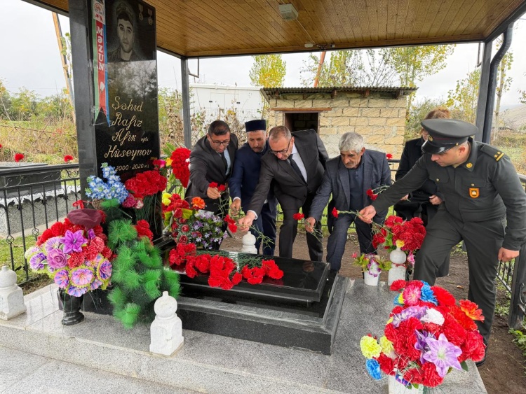 Şəhid Hüseynov Rafiz Afik oğlunun ildönümü münasibətilə məzarı ziyarət edilib
